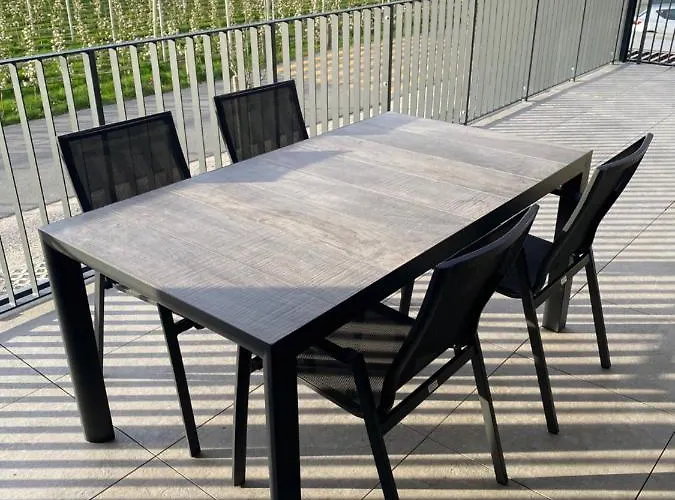 شقة Casa Grutzen Design With Pool In بولزانو