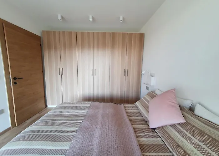 شقة Casa Grutzen Design With Pool In بولزانو